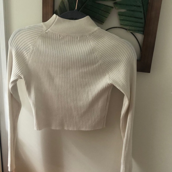 Beige long sleeve crop top - Picture 2 of 2